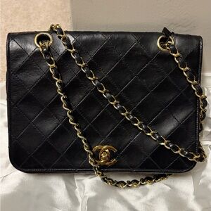 CHANEL Black Quilted Shoulder Bag with Gold Chain